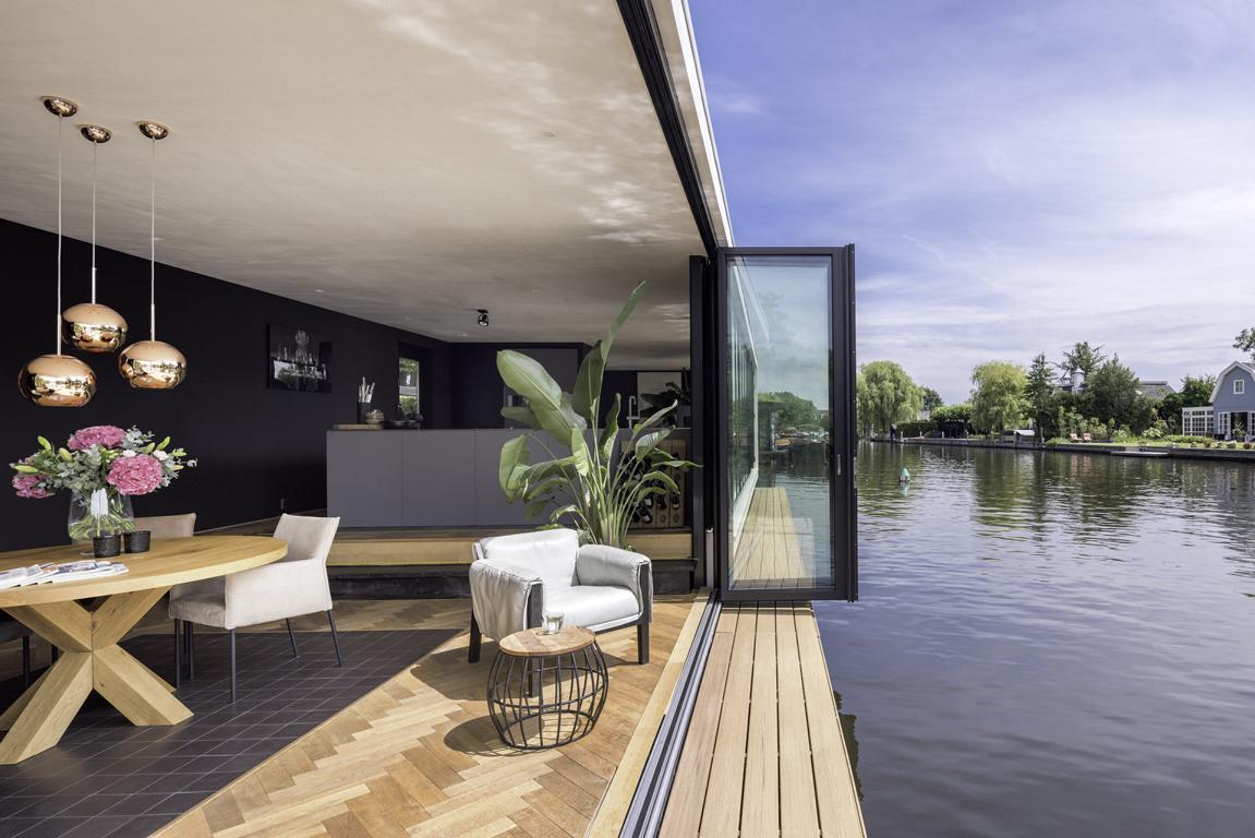 You are currently viewing Vom Leben auf dem Wasser. modernisiertes Hausboot mit Glas-Faltwände